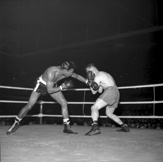 Sugar Ray Robinson (right) vs Jean Wanes, Zurich 1951