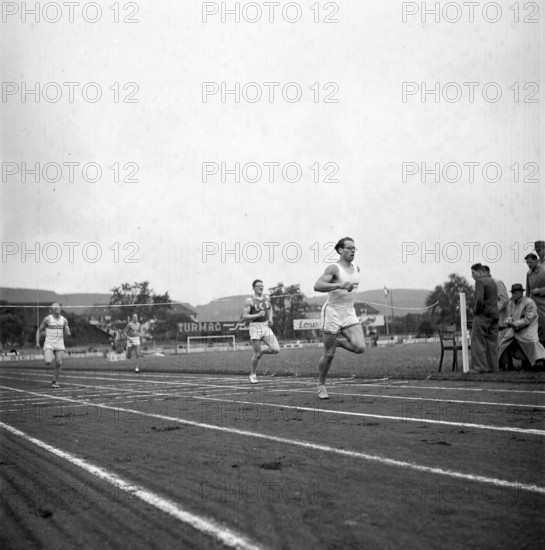 Finish sports teacher Paavo Karikko training swiss athletes in Macolin 1947