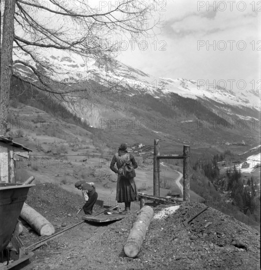 Valais, Goltschried coal mine; woman with rucksack, backpack; 1941.