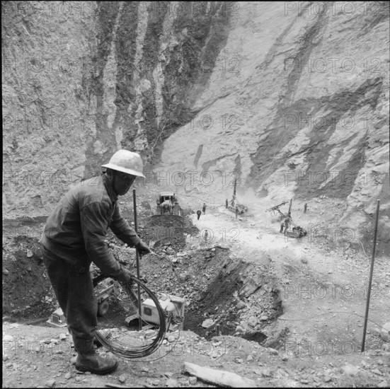 Luzzone dam: building site, blasting works 1960.