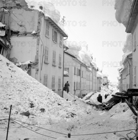 Airolo 1951, snow covered  lane, rubble.
