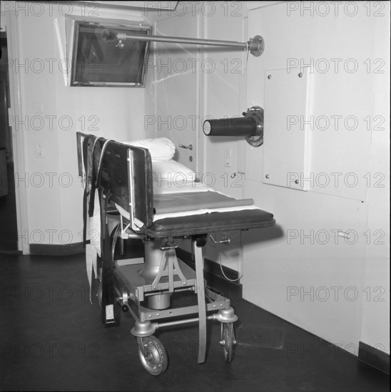 Beta-Synchrotron radiotherapy unit, treatment room, Zurich 1951.