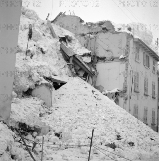 Airolo 1951, snow covered lane, rubble.
