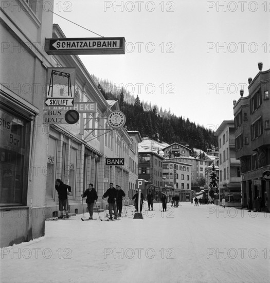 Davos; people on skis heading to the ski lift; 1949.