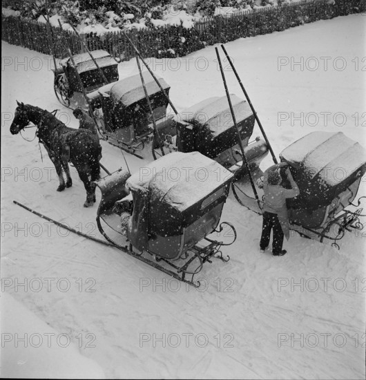 Davos: snow-covered horse-drawn sleighs; 1949.