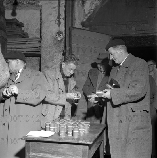 Mise des vins de la ville de Lausanne, wine auction: cash desk at the entrance, 1955.