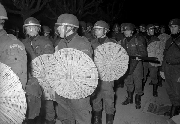 Policemen at Béliers demonstration in Reconvilier, 1972.