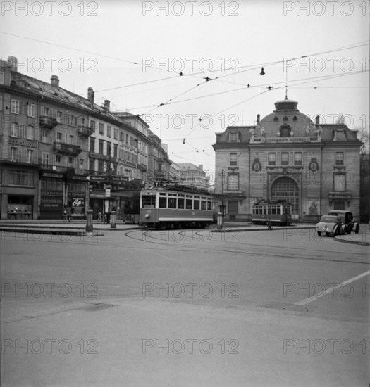 WW 2: air raid warning, Zurich 1939: Paradeplatz.