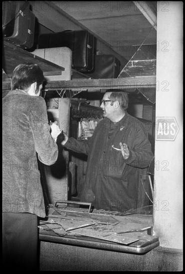 Bomb attack in Zurich mainstation; broken glass at the left-luggage office 1971.