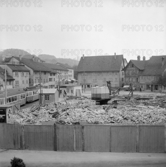 Höngg Zürich; buildings in the old village centre under demolition; 1960.