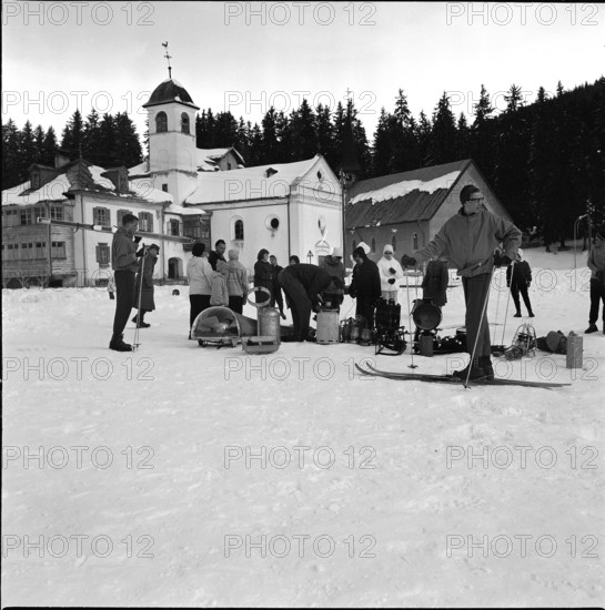 Lenzerheide, preparation for search for avalanche victims; 1961.