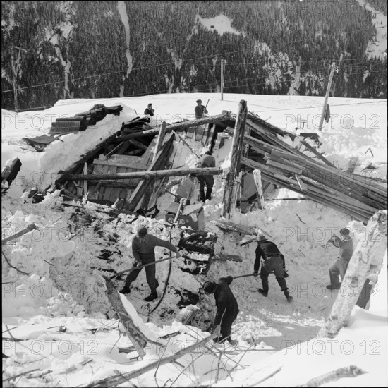 Fionnay VS, barracks of Grande Dixence SA destroyed avalanche; workers at clearing work, 1954.
