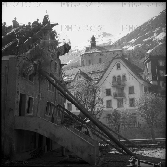 Avalanche in Andermatt; Restaurant 3 Könige, clearing work after thaw; 1951.