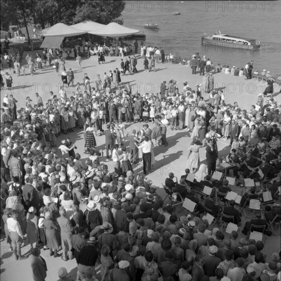 SAFFA fair 1958: visitors dancing to the music of Schaffhausen city orchestra.