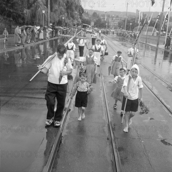SAFFA fair 1958: procession on Switzerland founding cantons' day.