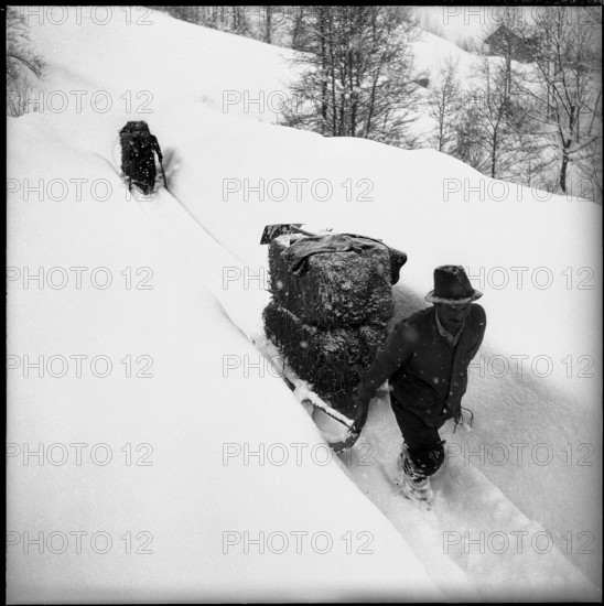 Danger of avalanches in Innerthal, Wägital, evacuation; 1952.