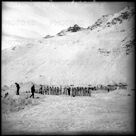 Avalanche in Andermatt; search for missed persons; 1951.
