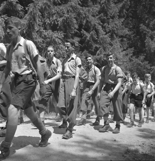 Volunteer pre-instruction; kit march; 1943.