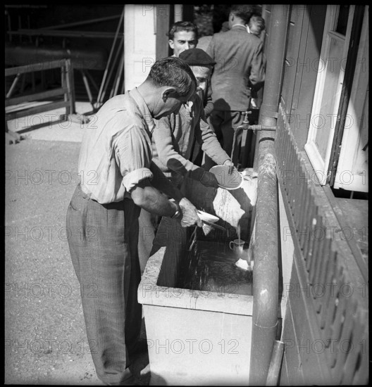 refugees in the Varembé camp; 1942.