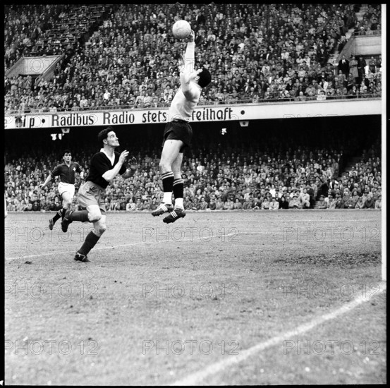 WC qualifier 1957: Switzerland - Scotland; keeper Parlier.