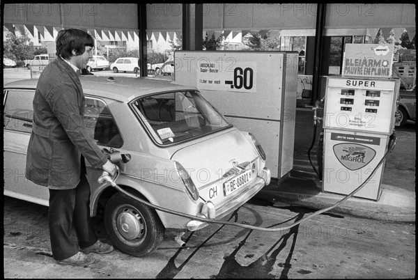 Fuelling low-lead petrol, 1971.