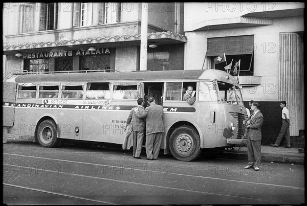 The Swiss being picked up by a Scandinavian Airlines bus in front of restaurant Atalaia.