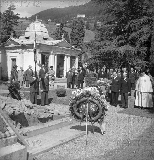 Maurice Schumann; laying of a wreath as a sign of friendship between France and Switzerland; 1953.
