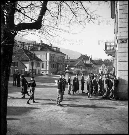 Val de Travers: Pupils in front of their schoolhouse in Fleurier; 1950.