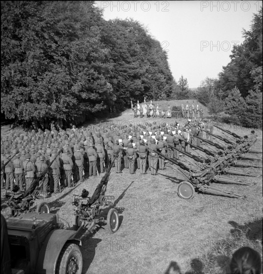 Lightweight anti-aircraft troop at handing over of flag, Bargen 1948.