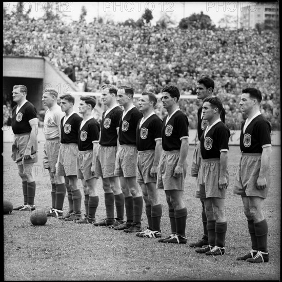 WC qualifier 1957: Switzerland - Scotland; the Scotish team.