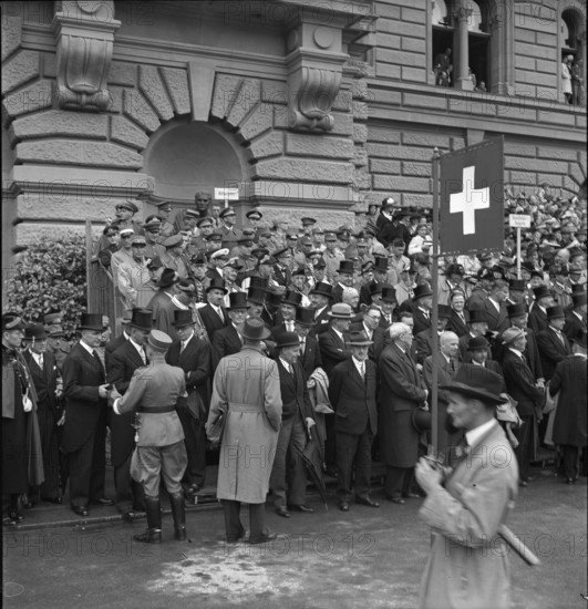 General Guisan talking to member of parliament, Berne 19. 8. 1945.