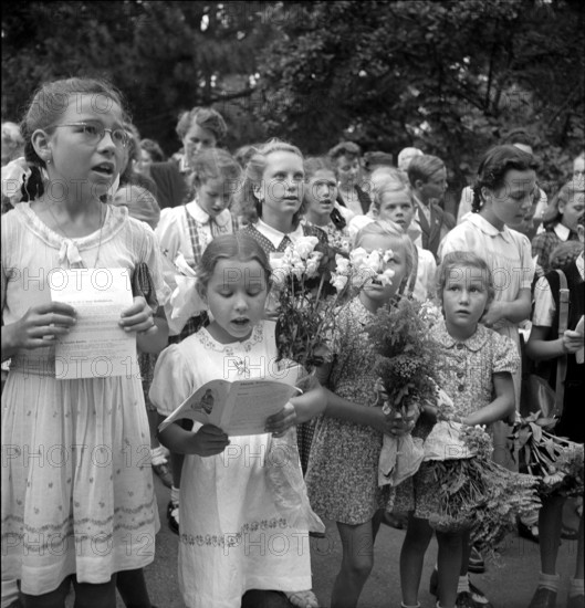 Zurich, National Holiday celebration; children's choir singing in front of the cantonal hospital; 1946.