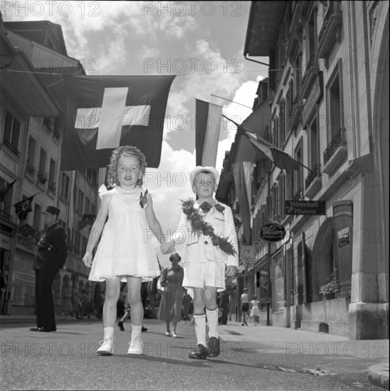 Two children holding hands, Solennität in Burgdorf 1951.