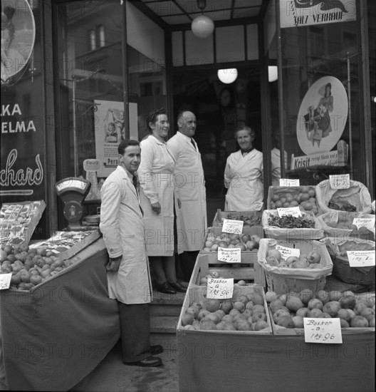 Employees in a grocery store; 1942.