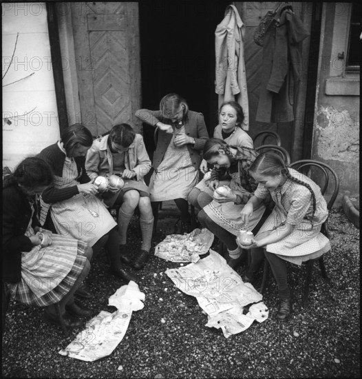 Preparations of the Räbeliechtli procession in Richterswil, 1939.