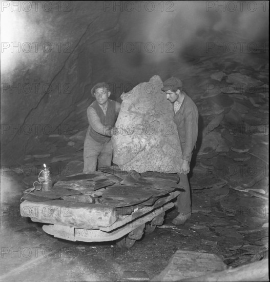 Slate mine in Termen, Valais, workers in the gallery; 1946.