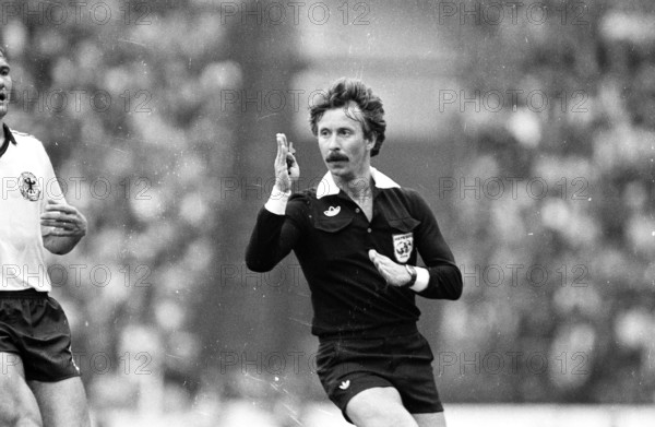 Football WC 1982: Germany - Chile; Swiss referee Bruno Galler.