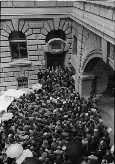 People waiting for Roger Bonvin, newly elected federal councillor; 1962.