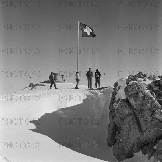 People on the Weisshorn, Arosa, 1959.