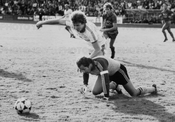 Swiss Championship NLA 1981/82: FCZ - FC Basel; Alberto Erba, goalkeeper Hans Küng.