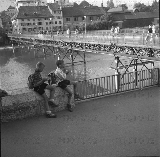 Solothurn; Boys eating ice cream, Kreuzacker bridge; 1961.