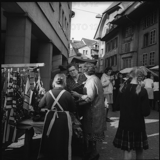 Women buying aprons, market in Lenzburg 1966.