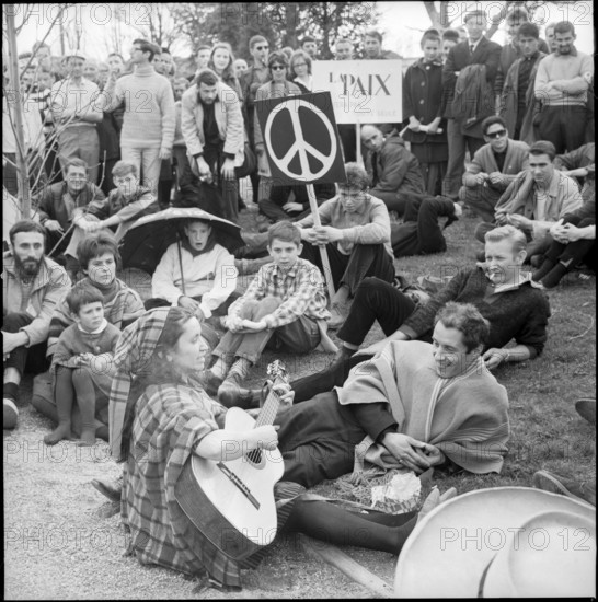 Demonstrator; Hippies; Easter march 1963.