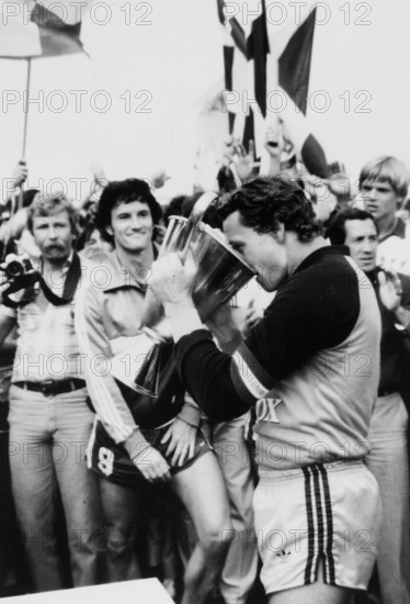 Swiss Champion FC Zürich 1980/81: Coach Jeandupeux, goalkeeper Grob with the cup, Urs Schönenberger (top right).