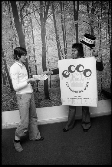 Blick ice hockey campaign 1974: Handing over of cheques.