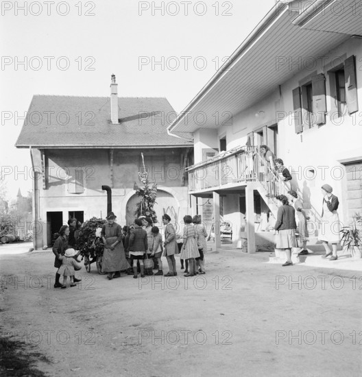 Children make a stop on a farm during Feuillu parade, 1944.