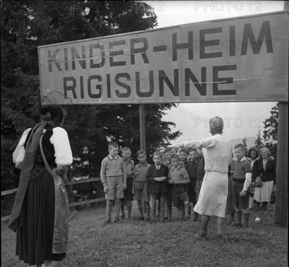 Visitors and children in the children's home Rigisunne.
