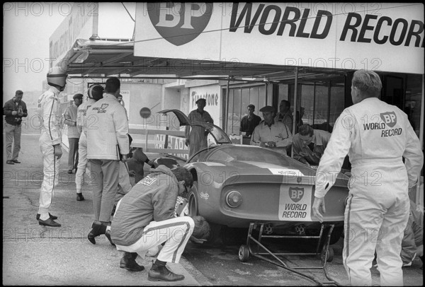 That day Jo Siffert and his team set 5 world hour records.