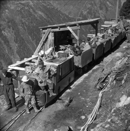 Journalists in the tunnel train Murtaira-Albigna 1958.