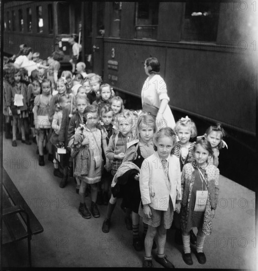 Arrival at the station, children come to recover from war experiences.